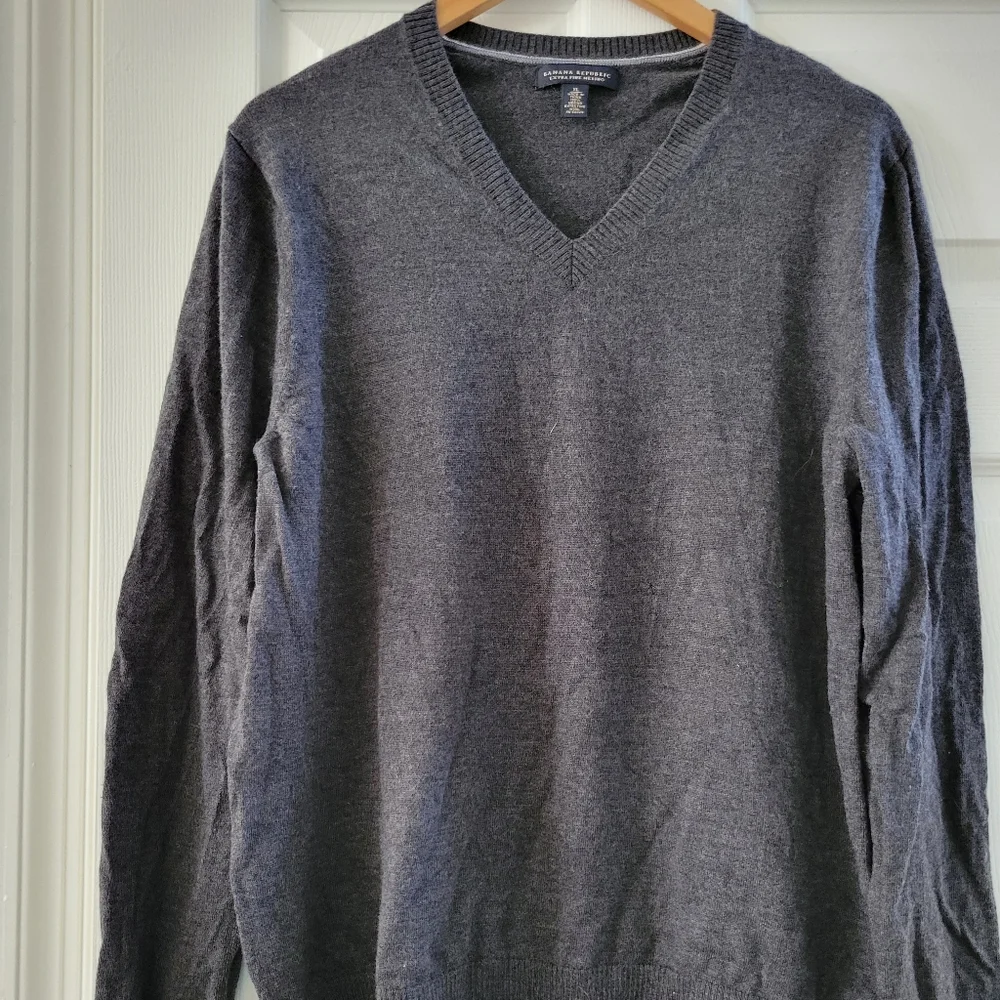 Banana Republic 100% Extra Fine Merino Wool Sweater V-Neck Grey Size Mens XL